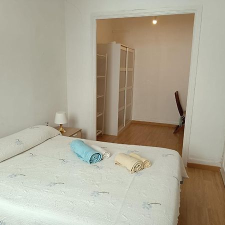 Apartamento Piso antiguo, muebles viejos, muy sencillo, alquilado en invierno a estudiantes, sin ascensor, cocina antigua a gas, edificio muy antiguo A Coruña Exterior foto