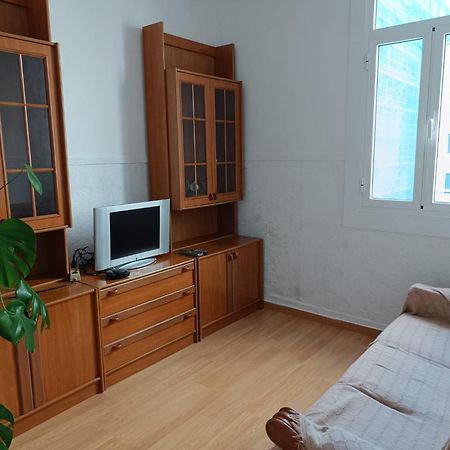 Apartamento Piso antiguo, muebles viejos, muy sencillo, alquilado en invierno a estudiantes, sin ascensor, cocina antigua a gas, edificio muy antiguo A Coruña Exterior foto