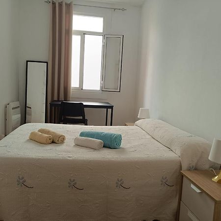 Apartamento Piso antiguo, muebles viejos, muy sencillo, alquilado en invierno a estudiantes, sin ascensor, cocina antigua a gas, edificio muy antiguo A Coruña Exterior foto