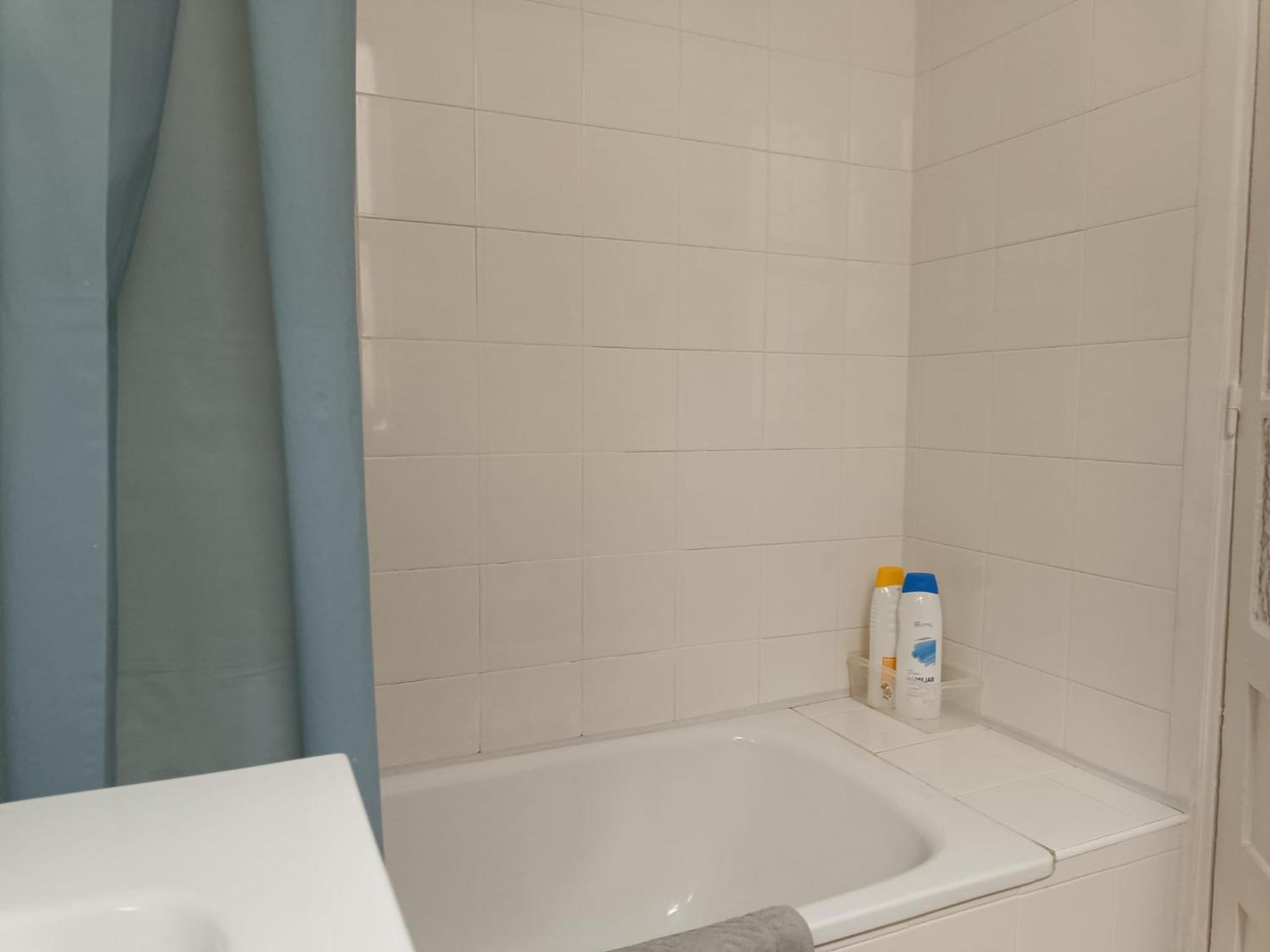 Apartamento Piso antiguo, muebles viejos, muy sencillo, alquilado en invierno a estudiantes, sin ascensor, cocina antigua a gas, edificio muy antiguo A Coruña Exterior foto