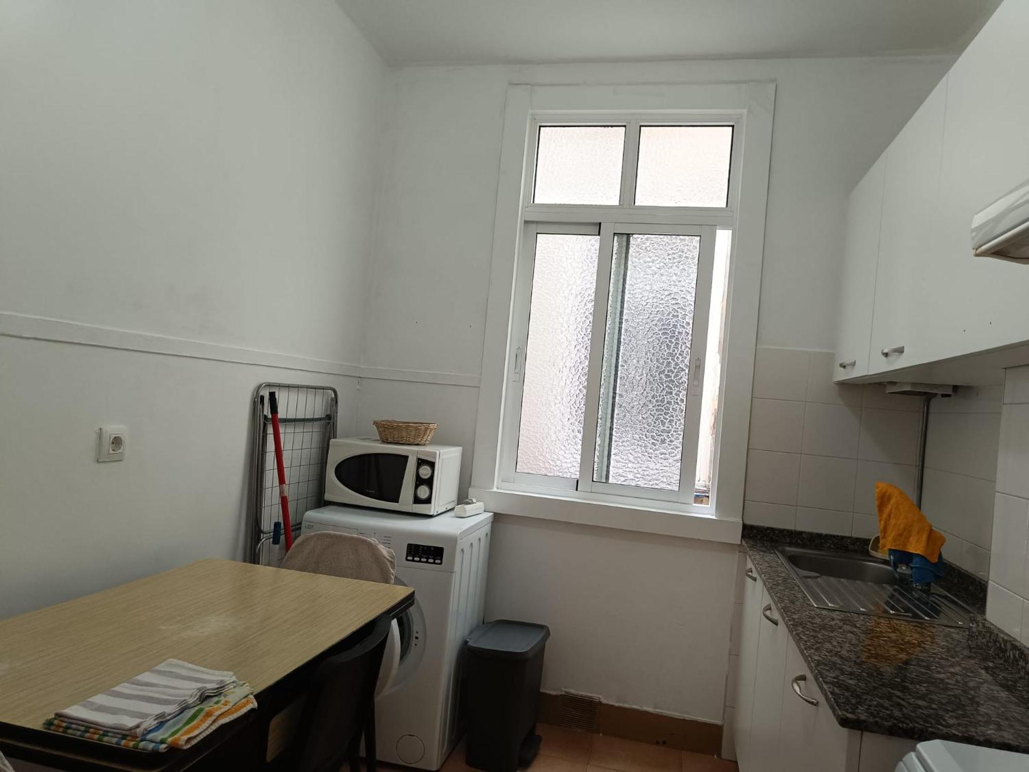 Apartamento Piso antiguo, muebles viejos, muy sencillo, alquilado en invierno a estudiantes, sin ascensor, cocina antigua a gas, edificio muy antiguo A Coruña Exterior foto