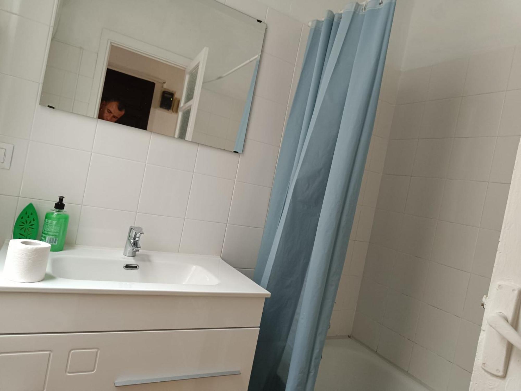 Apartamento Piso antiguo, muebles viejos, muy sencillo, alquilado en invierno a estudiantes, sin ascensor, cocina antigua a gas, edificio muy antiguo A Coruña Exterior foto