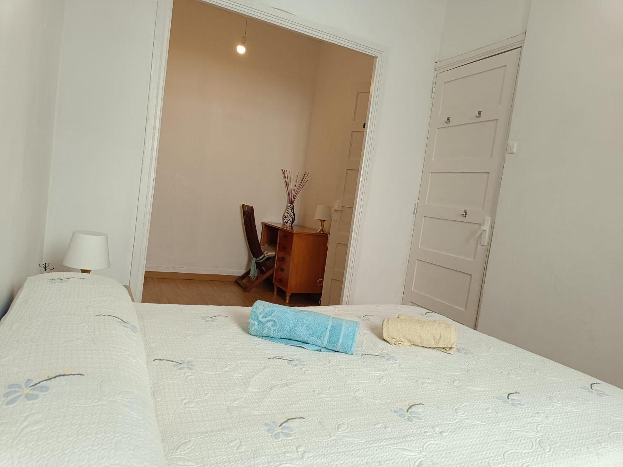 Apartamento Piso antiguo, muebles viejos, muy sencillo, alquilado en invierno a estudiantes, sin ascensor, cocina antigua a gas, edificio muy antiguo A Coruña Exterior foto