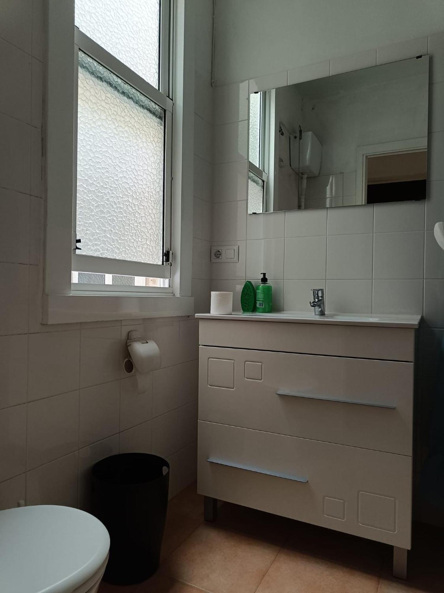 Apartamento Piso antiguo, muebles viejos, muy sencillo, alquilado en invierno a estudiantes, sin ascensor, cocina antigua a gas, edificio muy antiguo A Coruña Exterior foto