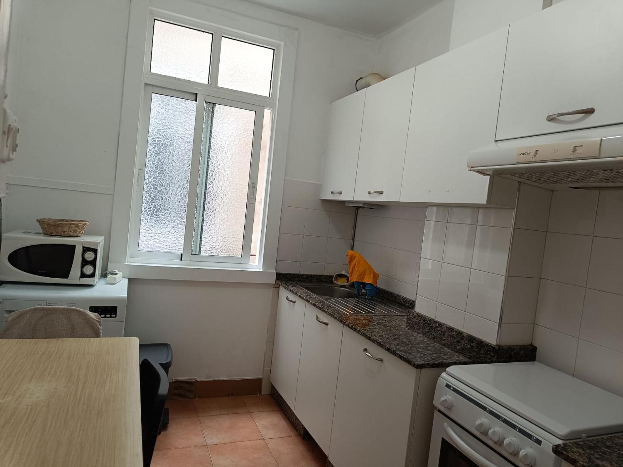 Apartamento Piso antiguo, muebles viejos, muy sencillo, alquilado en invierno a estudiantes, sin ascensor, cocina antigua a gas, edificio muy antiguo A Coruña Exterior foto