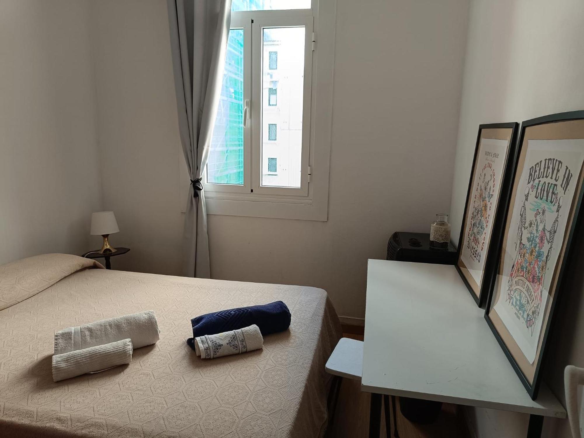 Apartamento Piso antiguo, muebles viejos, muy sencillo, alquilado en invierno a estudiantes, sin ascensor, cocina antigua a gas, edificio muy antiguo A Coruña Exterior foto