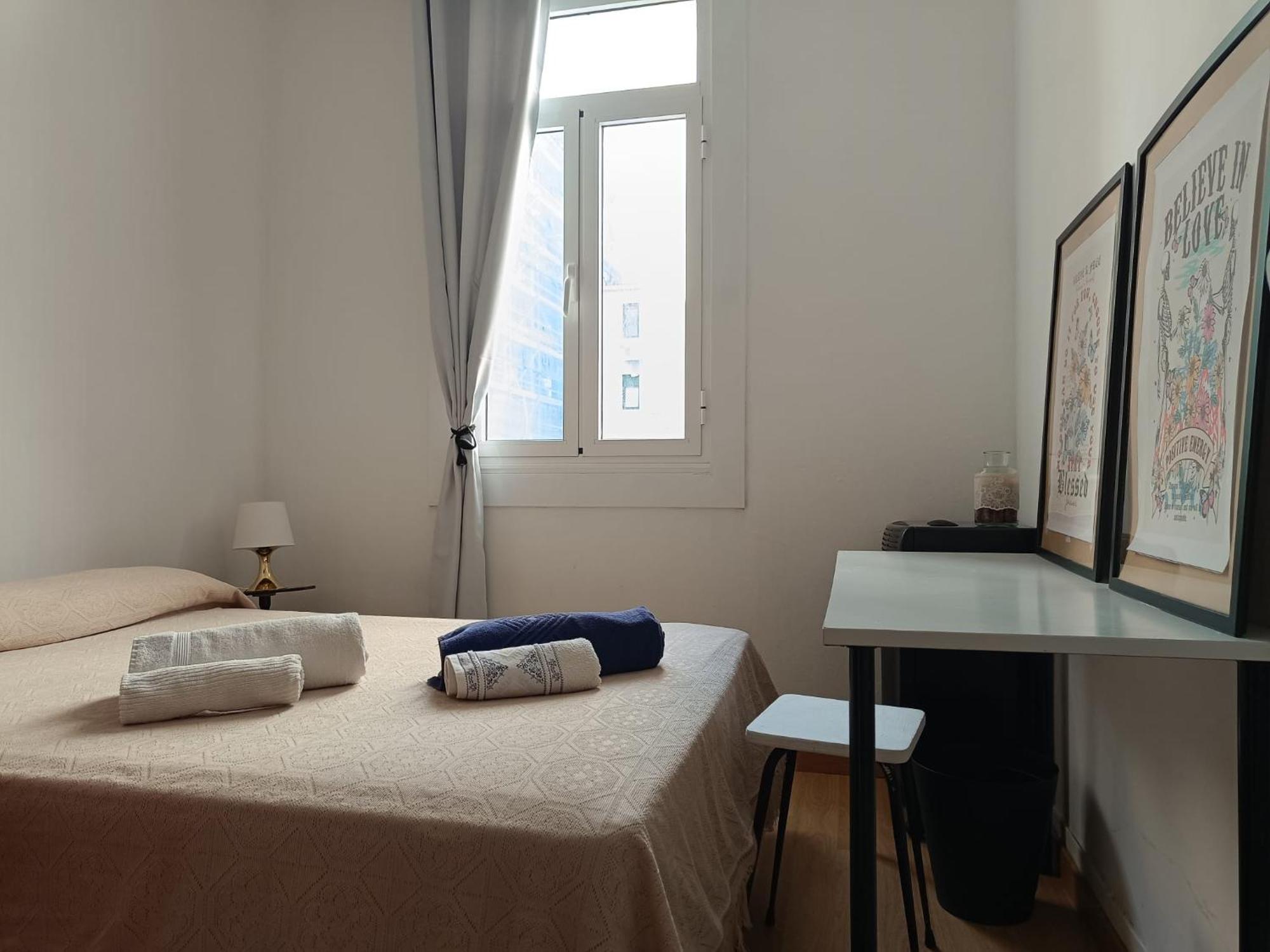 Apartamento Piso antiguo, muebles viejos, muy sencillo, alquilado en invierno a estudiantes, sin ascensor, cocina antigua a gas, edificio muy antiguo A Coruña Exterior foto